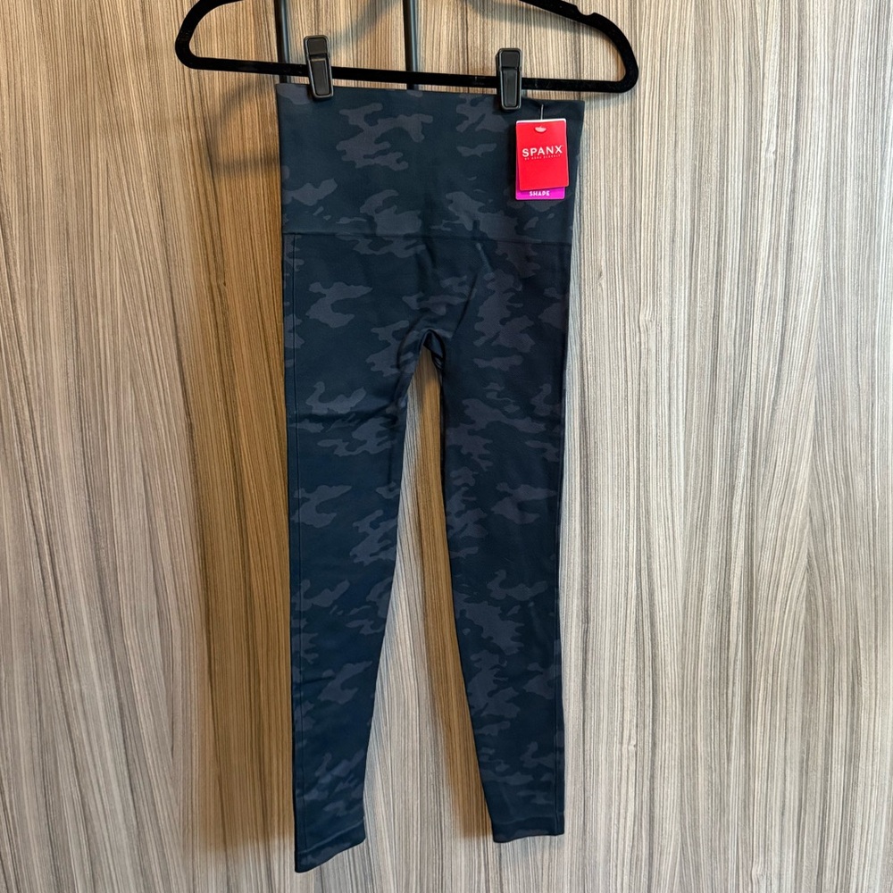 Spanx Look At Me Now Seamless Leggings Black Camo M NWT